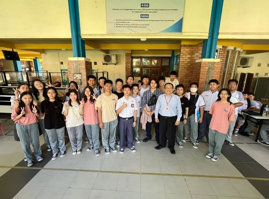 The Information Systems Study Program carries out vocations and collaboration at SMA Yos Sudarso Batam.