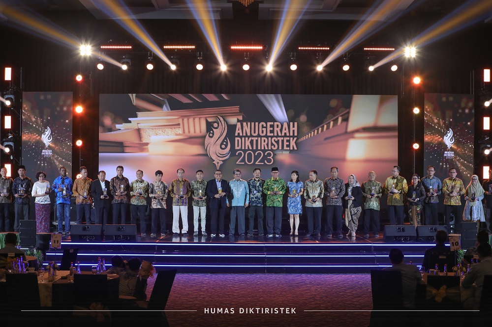 Batam International University Wins Silver Winner Award from Anugerah DIKTIRISTEK 2023